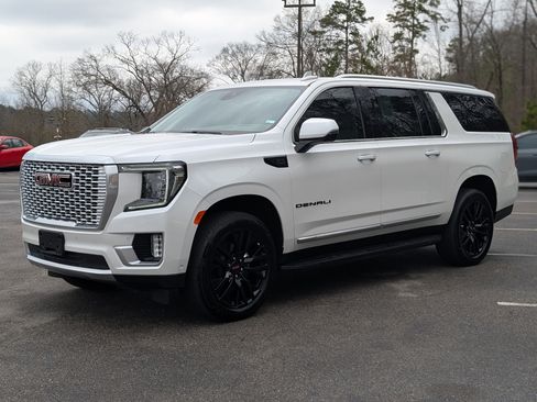 Used 2024 GMC Yukon XL Denali w/ Advanced Technology Package image 5