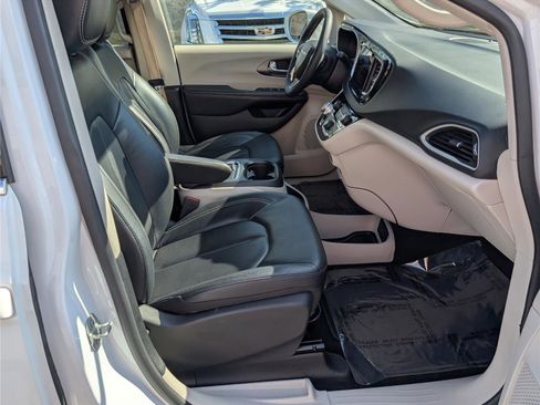 Used 2022 Chrysler Pacifica Touring-L FWD image 10