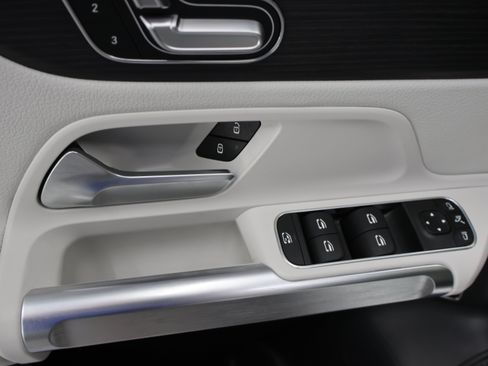 Used 2022 Mercedes-Benz GLB 35 AMG 4MATIC image 44