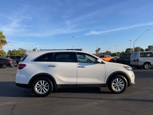 Used 2019 Kia Sorento LX FWD image 6