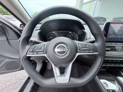 Used 2025 Nissan Altima 2.5 SV FWD image 12