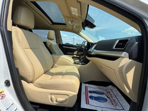 Used 2019 Toyota Highlander XLE AWD/4WD image 12