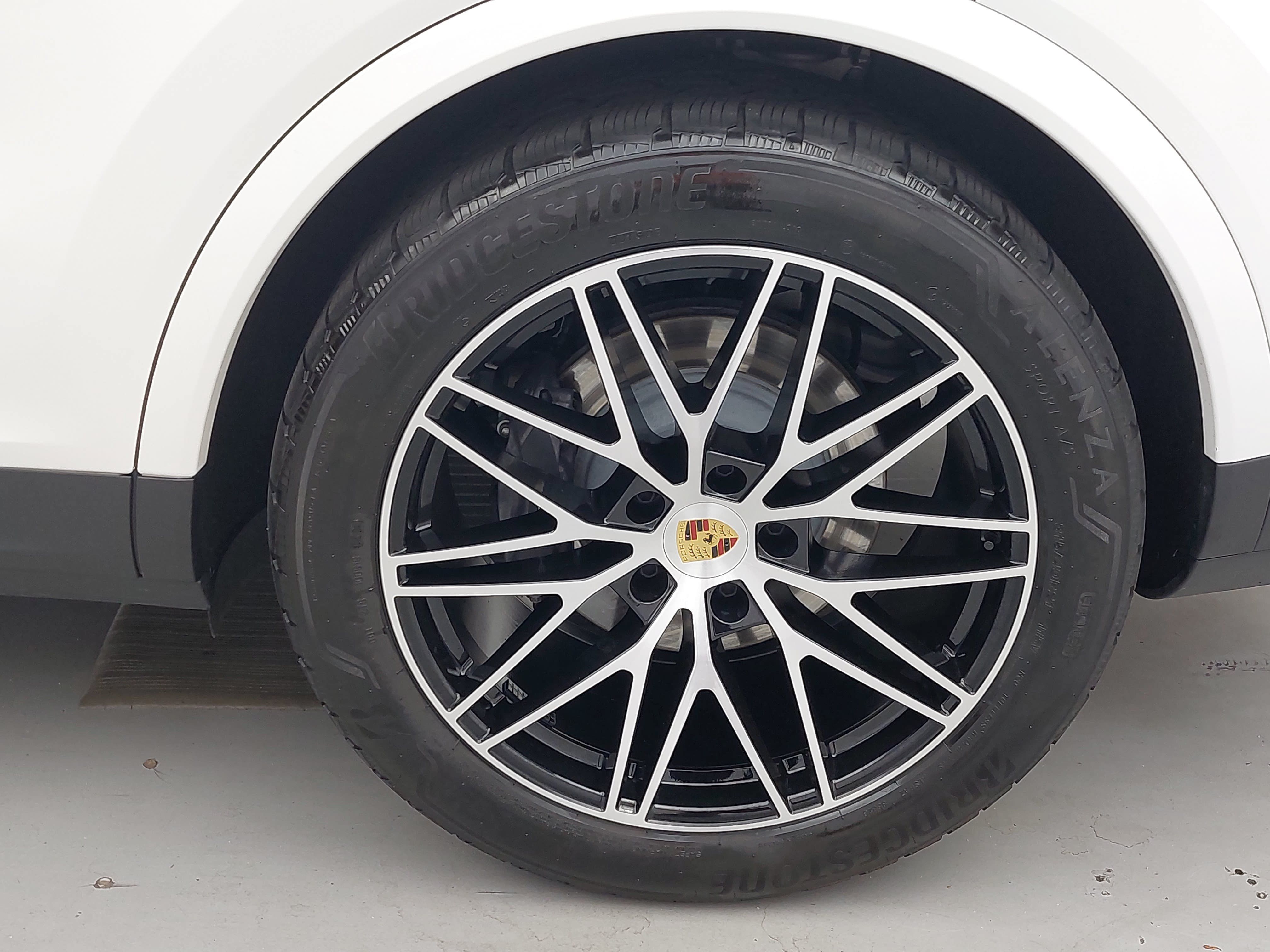 Certified 2024 Porsche Cayenne Coupe AWD/4WD image 36