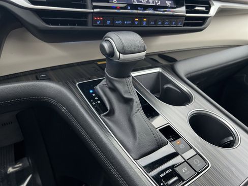 Used 2023 Toyota Sienna Platinum image 22