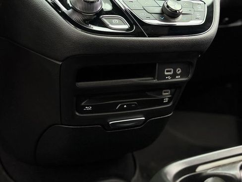 Used 2020 Chrysler Pacifica Limited FWD image 30