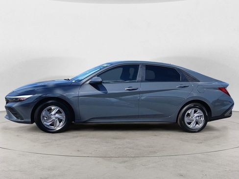 Certified 2025 Hyundai Elantra SE FWD image 2