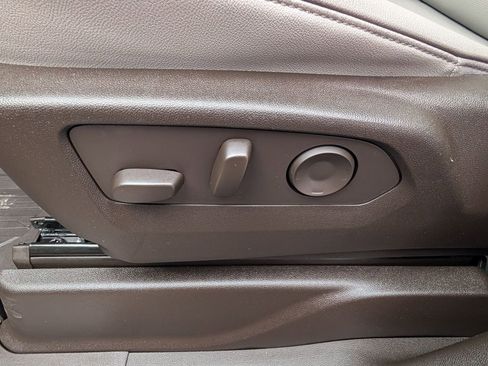 Used 2023 GMC Yukon SLT w/ SLT Premium Package image 10