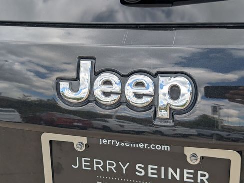 Used 2015 Jeep Grand Cherokee Overland w/ Advanced Technology Group AWD/4WD image 13