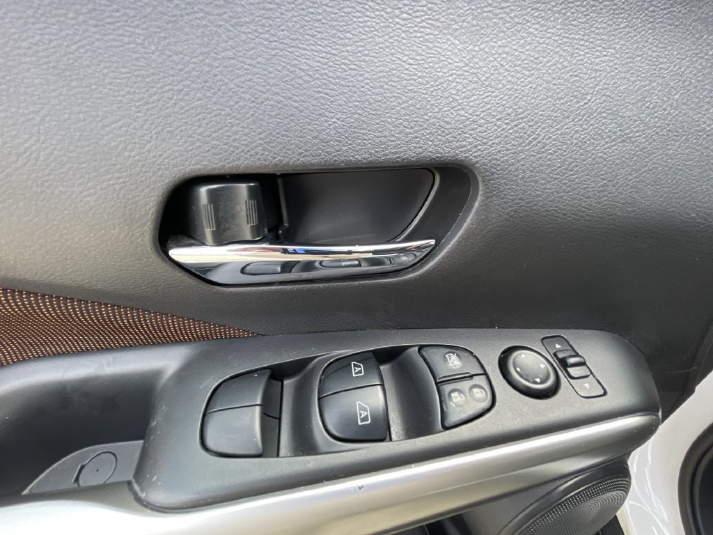 Used 2020 Nissan Kicks SR FWD image 22