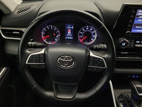Used 2022 Toyota Highlander LE FWD image 22