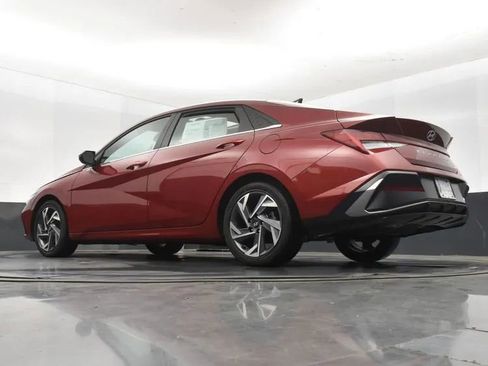 Used 2025 Hyundai Elantra Limited image 12