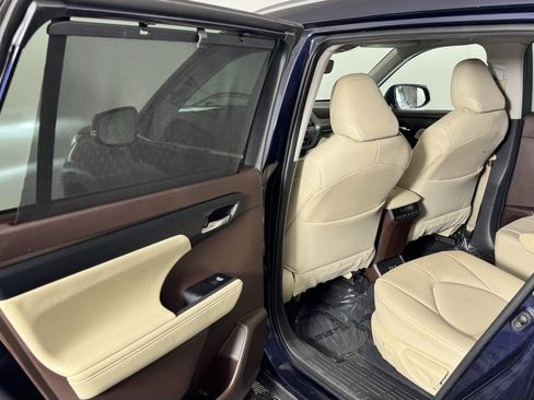 Used 2020 Toyota Highlander XLE AWD/4WD image 27