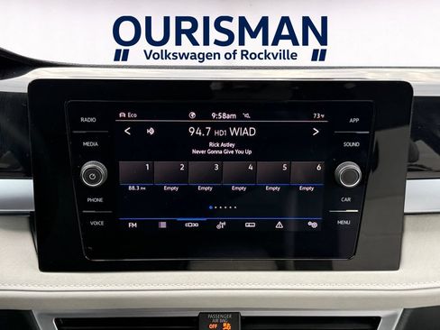Used 2025 Volkswagen Taos SE w/ Panoramic Sunroof Package AWD/4WD image 14