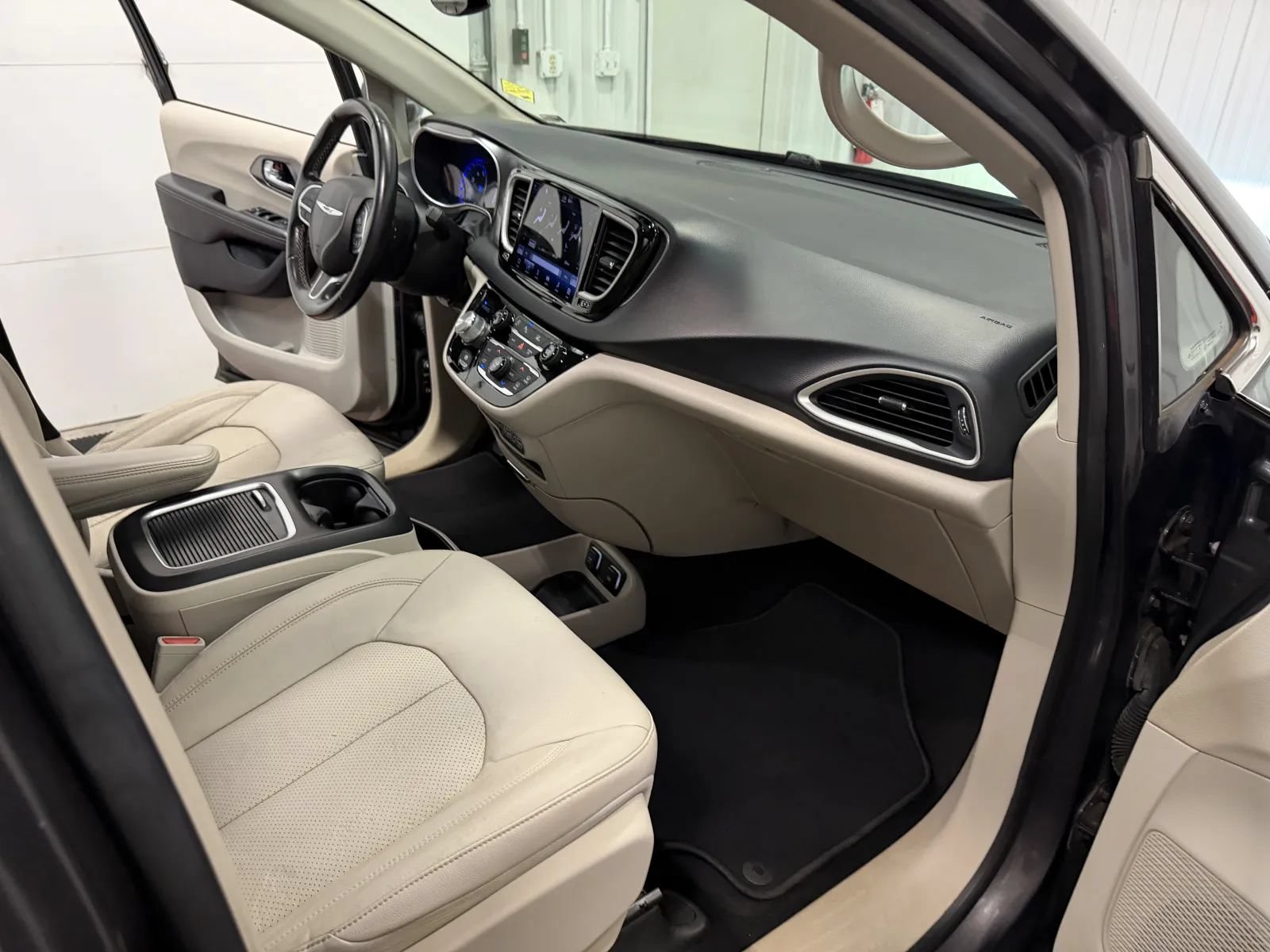 Used 2021 Chrysler Pacifica Touring-L FWD image 45