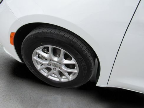 Used 2023 Chrysler Pacifica Touring-L image 4