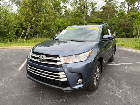 Used 2019 Toyota Highlander XLE AWD/4WD image 2