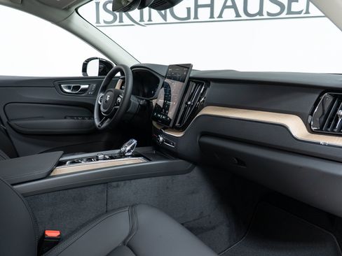 New 2026 Volvo XC60 B5 Plus w/ Protection Package Premier AWD/4WD image 21