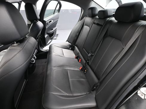 Used 2018 Alfa Romeo Giulia AWD image 39