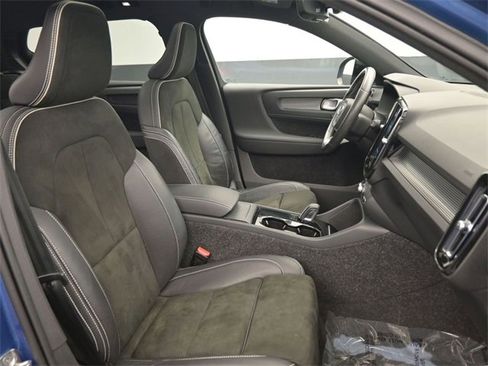 Used 2021 Volvo XC40 P8 Recharge w/ Advanced Package image 32