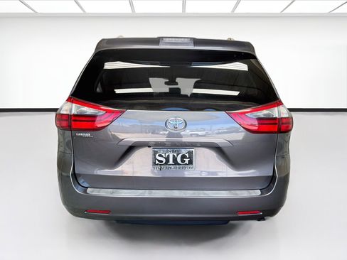 Used 2020 Toyota Sienna LE w/ Carpet Mat Package FWD image 5