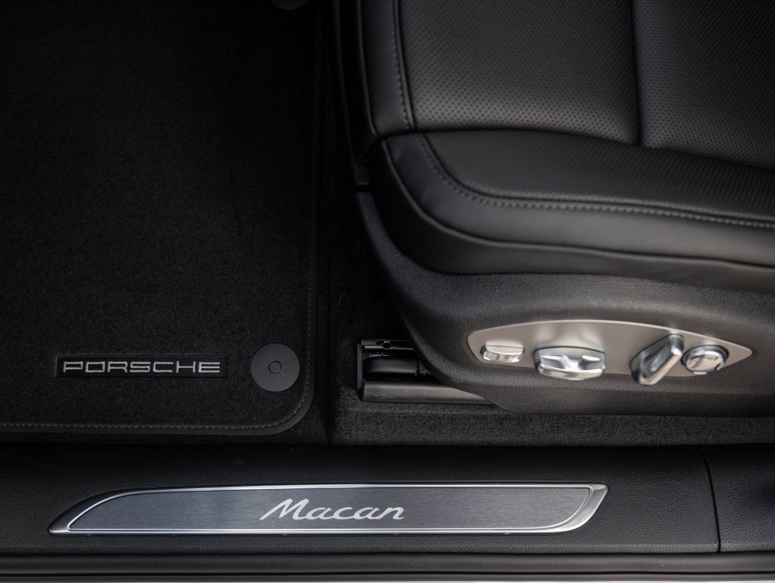 Certified 2026 Porsche Macan AWD/4WD image 21