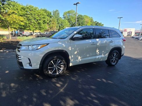 Used 2017 Toyota Highlander XLE AWD/4WD image 3