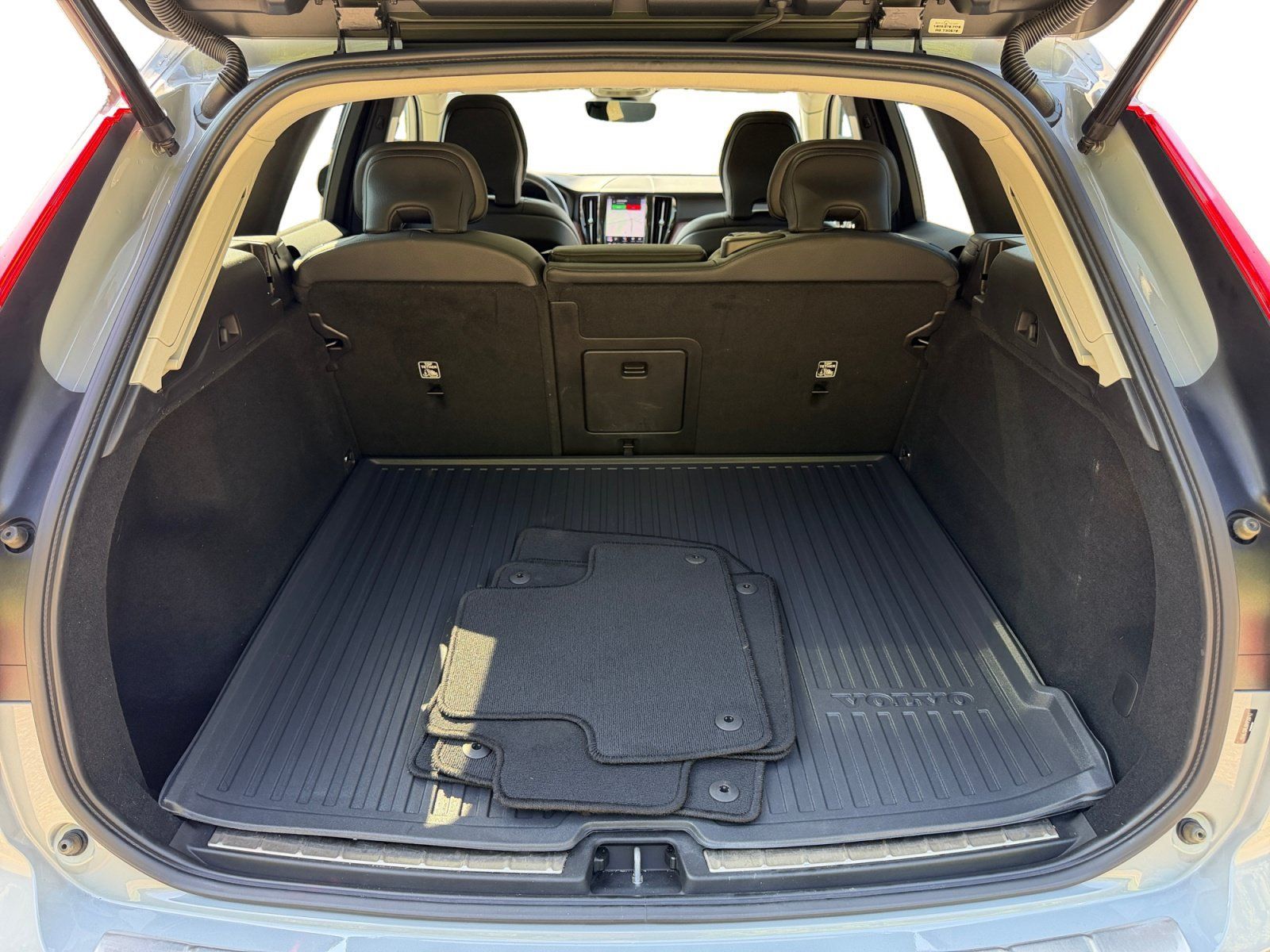 Used 2024 Volvo XC60 B5 Plus w/ Protection Package Premier AWD/4WD image 25