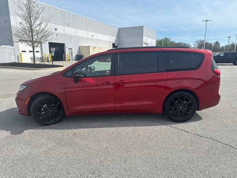 Used 2025 Chrysler Pacifica Limited FWD image 6