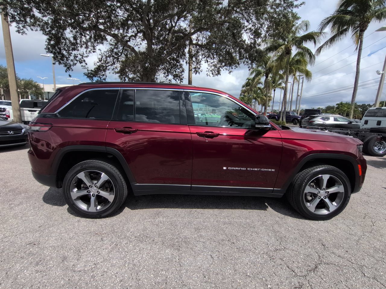 Used 2024 Jeep Grand Cherokee Limited w/ Luxury Tech Group II AWD/4WD image 4