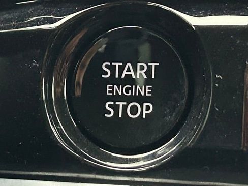 Used 2025 Nissan Pathfinder SL image 3