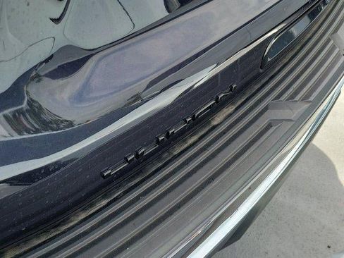 Used 2024 GMC Yukon SLT w/ SLT Luxury Package image 4