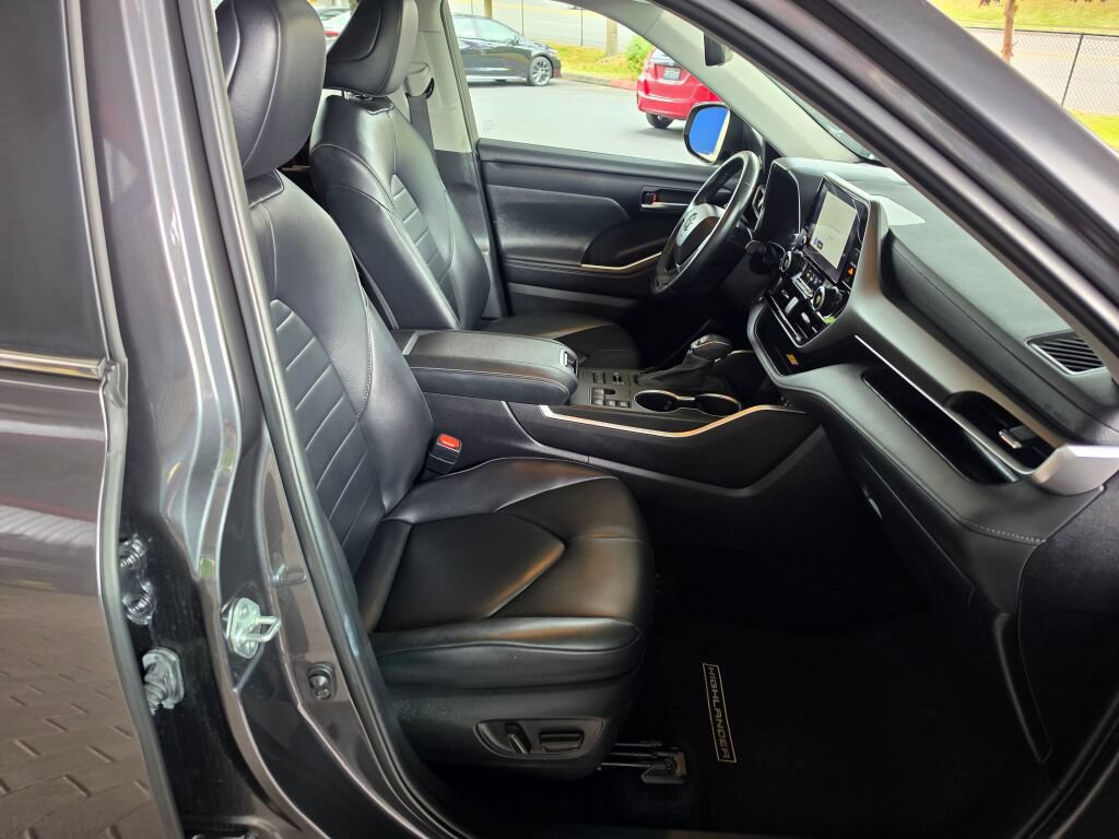 Used 2023 Toyota Highlander XLE AWD/4WD image 11