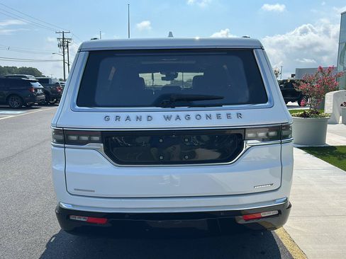 Used 2023 Jeep Grand Wagoneer Series III AWD/4WD image 6