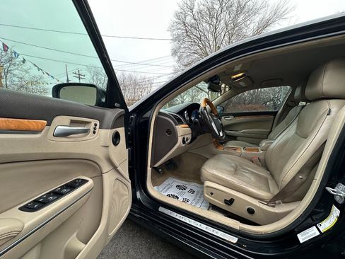 Used 2014 Chrysler 300 C RWD image 26
