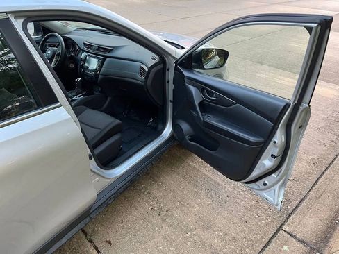 Used 2020 Nissan Rogue S image 32
