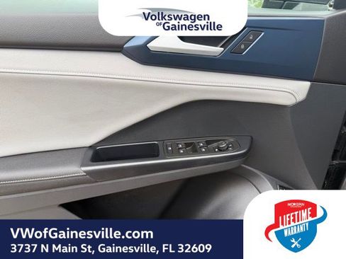 Certified 2024 Volkswagen Taos SE image 16