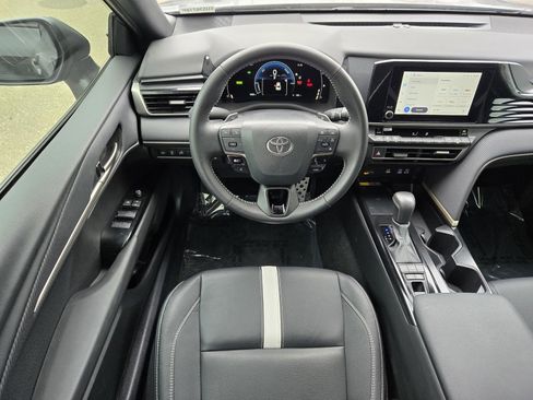Used 2025 Toyota Camry SE image 11