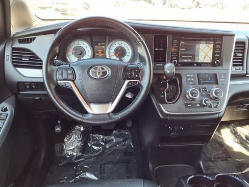 Used 2020 Toyota Sienna SE w/ SE Preferred Package FWD image 11