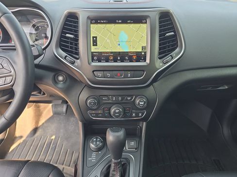 Used 2019 Jeep Cherokee Trailhawk AWD/4WD image 20
