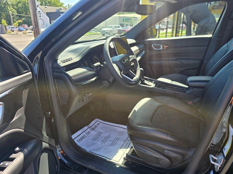 Used 2023 Jeep Compass Trailhawk AWD/4WD image 11