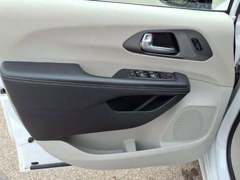 Used 2024 Chrysler Pacifica Touring-L image 17