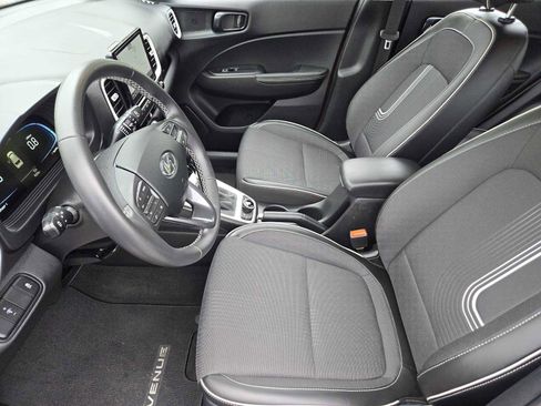 Certified 2025 Hyundai Venue Limited image 12