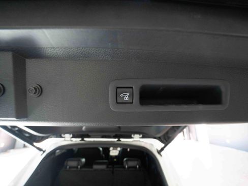 Used 2025 Toyota Sienna Platinum AWD/4WD image 24