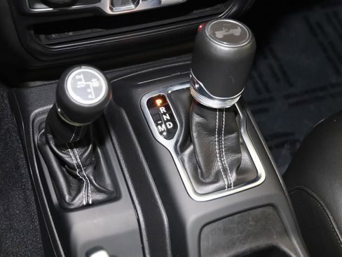 Used 2022 Jeep Wrangler Unlimited Sahara w/ Cold Weather Group AWD/4WD image 7