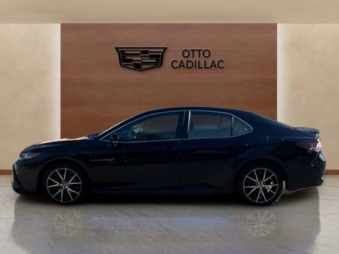 Used 2022 Toyota Camry SE image 2