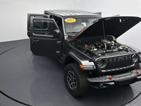 Used 2025 Jeep Gladiator Rubicon AWD/4WD image 39