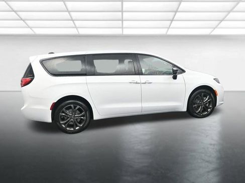 New 2026 Chrysler Pacifica Select image 9