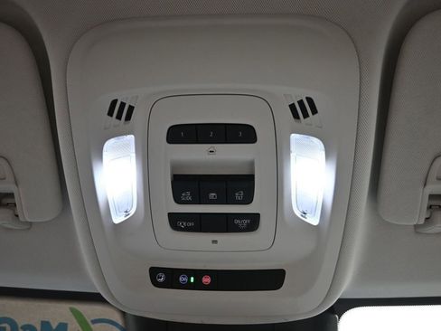Used 2025 Buick Envision Avenir AWD/4WD image 21
