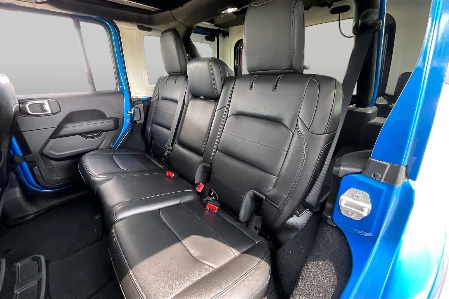 Used 2022 Jeep Wrangler Unlimited Sahara AWD/4WD image 19