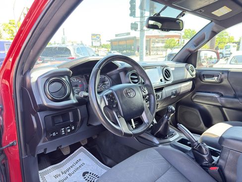 Used 2017 Toyota Tacoma TRD Sport w/ Tow Package AWD/4WD image 13